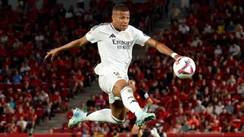 Kylian Mbappé với trân đấu bóng đá trên sân xanh